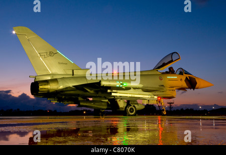 Une armée de l'air italienne Eurofighter Typhoon la nuit pendant l'exercice STAREX 2010 qui a eu lieu à la base aérienne de Decimomannu, Italie. Banque D'Images