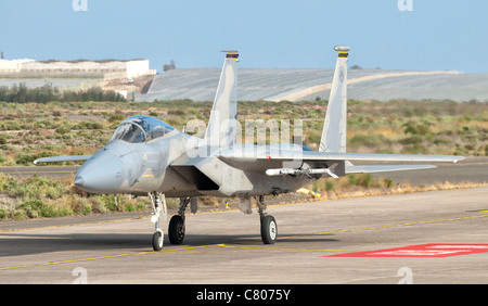 Un U.S. Air Force F-15C Eagle sur la ligne de vol à la base aérienne de Gando, Espagne. Banque D'Images
