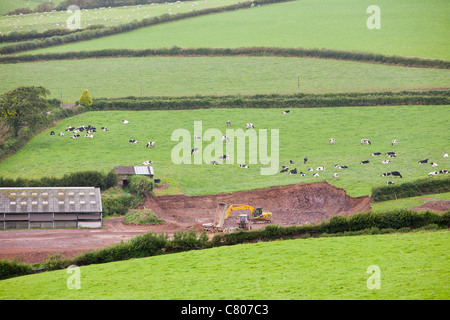 Une ferme près de North Molton sur Devon, Exmoor ceinture verte de creuser la terre ferme, loin de créer l'espace pour une autre grange. Banque D'Images