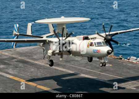 L'US Navy UN E-2C Hawkeye se prépare à la terre à bord du USS Eisenhower. Banque D'Images