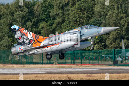 Une armée de l'air Mirage 2000 sur les terres de la piste de la Base Aérienne de Kleine Brogel, en Belgique, au cours de Tiger Meet 2009. Banque D'Images