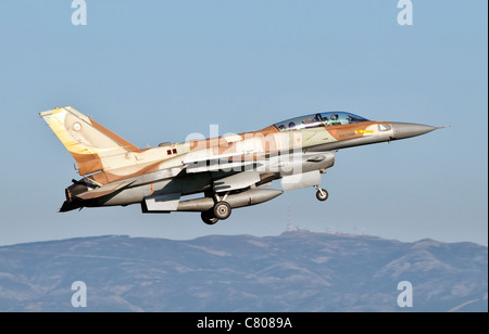 Un Israélien Air Force F-16J'Ecus décolle de la Base Aérienne de Decimomannu, Sardaigne, Italie, durant l'exercice 2009 Starex. Banque D'Images