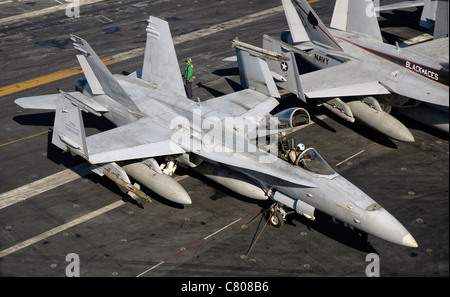 La Marine américaine F/A-18C Hornet stationnés sur l'envol du porte-avions USS Nimitz. Banque D'Images