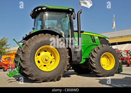 Le tracteur sur l'affichage à Parthenay, Deux-Sèvres, France. Banque D'Images