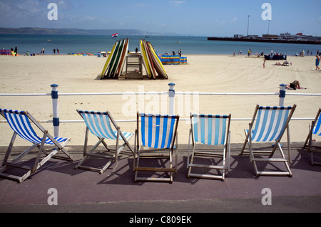 Rangée de chaises longues sur la promenade de plage de Weymouth, Devon. Banque D'Images