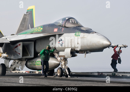 Un F/A-18 Super Hornet est prêt à ouvrir à partir d'une catapulte à bord du USS Harry S. Truman. Banque D'Images