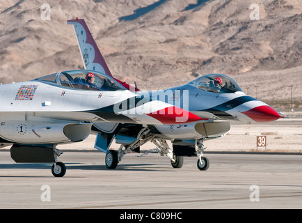 U.S. Air Force Thunderbirds sur la piste à la base aérienne de Nellis (Nevada). Banque D'Images