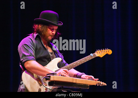 La guitare basse et organiste pour Leon Russell joue au coucher du soleil - Centre de Carmel, Californie Banque D'Images