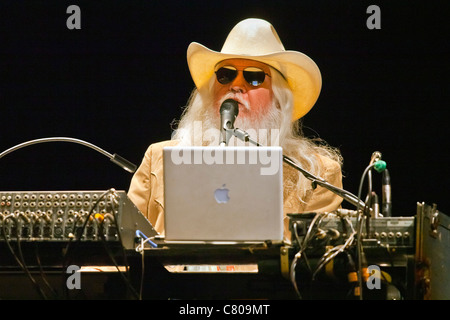 Leon Russell joue au coucher du soleil - Centre de Carmel, Californie Banque D'Images