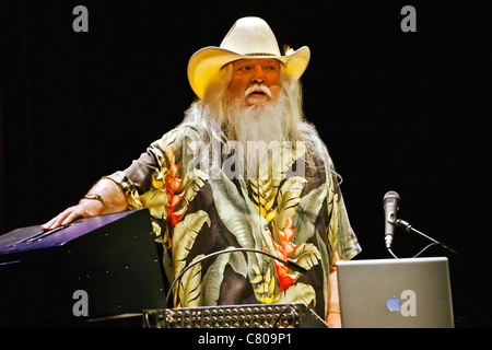 Leon Russell joue au coucher du soleil - Centre de Carmel, Californie Banque D'Images