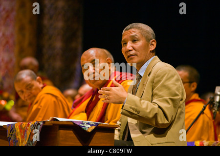 Interprète pour le dalaï-lama à un enseignement bouddhiste tibétain parrainé par le Centre culturel de Mongolie - Bloomington, Indiana Banque D'Images