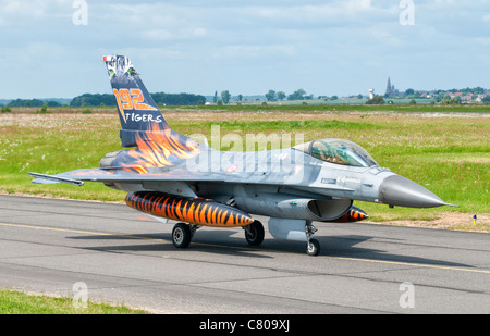 De l'air turque Un F-16C Fighting Falcon sur la ligne de vol à la base aérienne de Cambrai, en France, au cours de l'OTAN Tiger Meet 2011. Banque D'Images