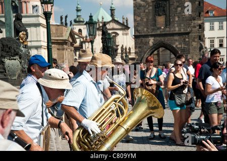 Août 2011, Prague, République tchèque - jazz band joue de la musique sur le Pont Charles. Banque D'Images