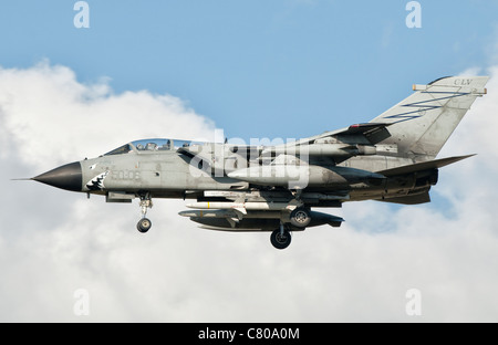 Une armée de l'air italienne Panavia Tornado ECR revient d'une mission au-dessus de la Libye. Banque D'Images