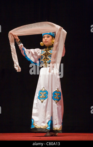 Un MONGOL DANCER au CENTRE CULTUREL mongol tibétaine à un enseignement par le 14e Dalaï-lama - Bloomington, Indiana Banque D'Images