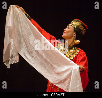 Un MONGOL DANCER au CENTRE CULTUREL mongol tibétaine à un enseignement par le 14e Dalaï-lama - Bloomington, Indiana Banque D'Images