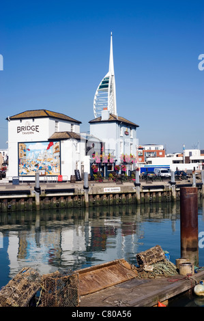 Vue sur le port à l'île aux épices vieux portsmouth spinnaker tower en arrière-plan Banque D'Images