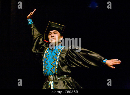 Un MONGOL DANCER au CENTRE CULTUREL mongol tibétaine à un enseignement par le 14e Dalaï-lama - Bloomington, Indiana Banque D'Images