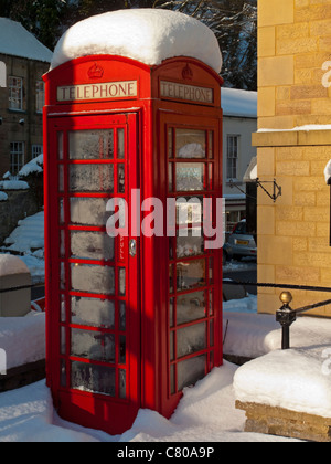 Scène de neige à Matlock Bath dans le Derbyshire UK au cours de l'hiver rigoureux de 2010 avec boîte de téléphone rouge recouvert de neige Banque D'Images