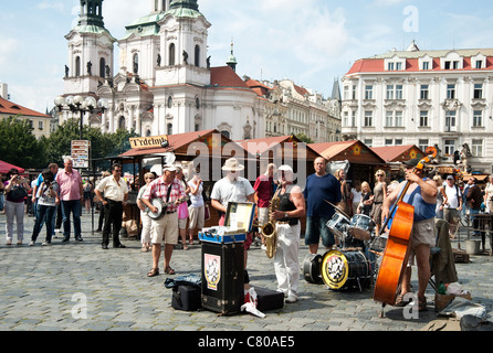 Août 2011, Prague, République tchèque - jazz band joue de la musique sur la place de la Vieille Ville Banque D'Images