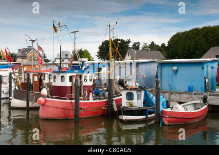 Bateaux de pêche dans le petit port de la mer Baltique, Lübeck, Schleswig-Holstein, Allemagne, Europe Banque D'Images