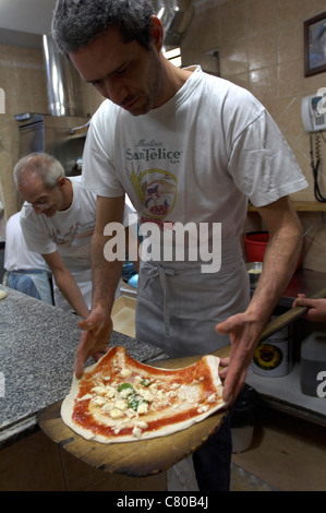 L'Italie, Campanie, Naples, San Gregorio Armeno trimestre, pizza shop Banque D'Images