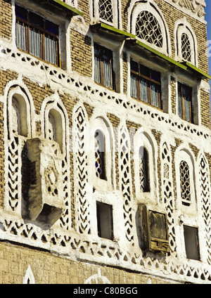 Détail montrant l'architecture de windows remplages une habitation à plusieurs étages dans la vieille ville de Sana'a, Yémen Banque D'Images