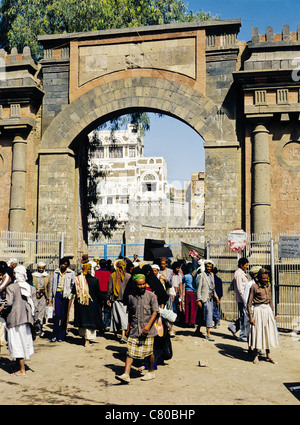 L'année 1000 ancienne porte Bab al-Yaman (Porte du Yémen) qui mène à la vieille ville de Sana'a, Yémen Banque D'Images