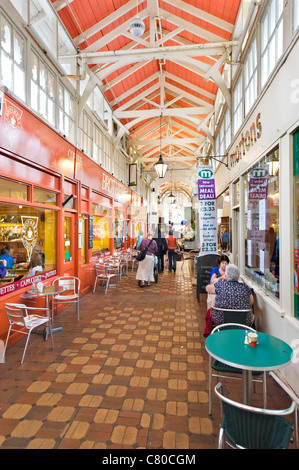 Des cafés et des stands dans le marché couvert, Oxford, Oxfordshire, England, UK Banque D'Images