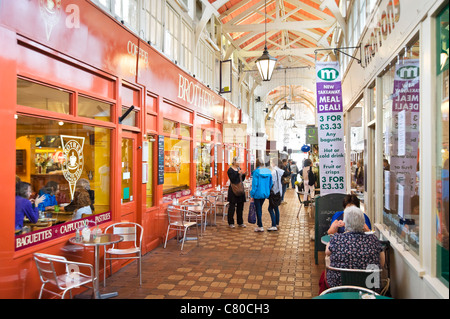 Des cafés et des stands dans le marché couvert, Oxford, Oxfordshire, England, UK Banque D'Images