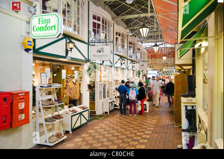 Boutiques et stands dans le marché couvert, Oxford, Oxfordshire, England, UK Banque D'Images