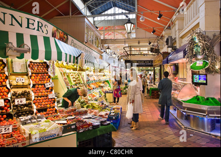 Des stands de nourriture dans le marché couvert, Oxford, Oxfordshire, England, UK Banque D'Images