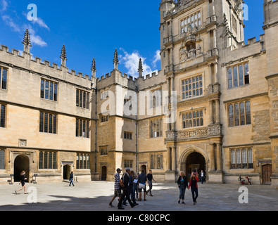 L'Université d'Oxford. Cour de la Bodleian Library (ancienne école) Quadrangle, Oxford, England, UK Banque D'Images