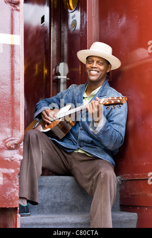 Eric Bibb avec guitare sur le Chattanooga Choo-Choo, Chattanooga, Tennessee USA Banque D'Images