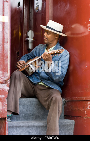 Eric Bibb avec guitare sur le Chattanooga Choo-Choo, Chattanooga, Tennessee USA Banque D'Images