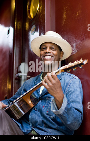 Eric Bibb avec guitare sur le Chattanooga Choo-Choo, Chattanooga, Tennessee USA Banque D'Images