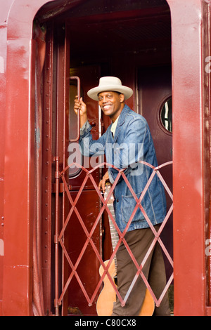 Eric Bibb avec guitare sur le Chattanooga Choo-Choo, Chattanooga, Tennessee USA Banque D'Images