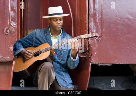 Eric Bibb avec guitare sur le Chattanooga Choo-Choo, Chattanooga, Tennessee, Etats-Unis Banque D'Images