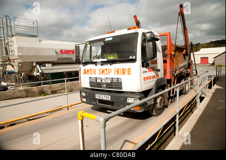 Un camion benne de passer sur un pont de pesée à un transfert de déchets de l'usine de recyclage, UK Banque D'Images