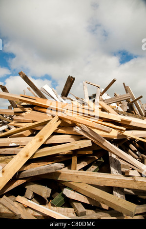 Une pile de bois de bois en attente de broyage dans un centre de recyclage UK Banque D'Images