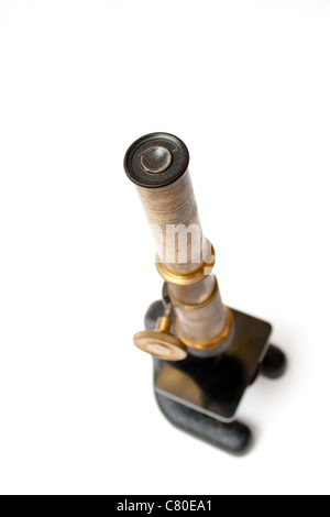 Une antique microscope monoculaire cut out. L'accent est sur l'oculaire avec reste floue. Banque D'Images