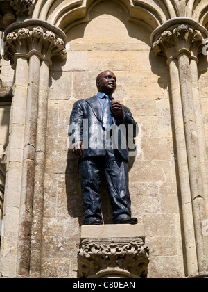 Une partie de la sculpture Sean Henry exposition 'Conflux' dans les motifs de la cathédrale de Salisbury Wiltshire England UK Banque D'Images