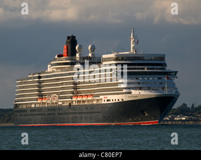 Bateau de croisière Cunard Queen Elizabeth quitter Southampton England UK Banque D'Images