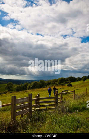 Les gens qui marchent sur Brading Downs avec l'arrivée d'une douche à effet pluie, d''île de Wight, Angleterre Banque D'Images