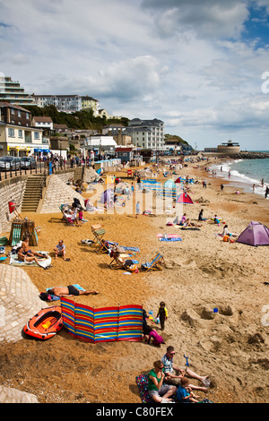 Une scène de plage dans la ville de Ventnor, sur l'île de Wight, Angleterre Banque D'Images