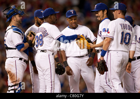 Texas Rangers : groupe de l'équipe Manager Ron Washington (3L) des Texas Rangers mains la balle à Koji Uehara. Banque D'Images