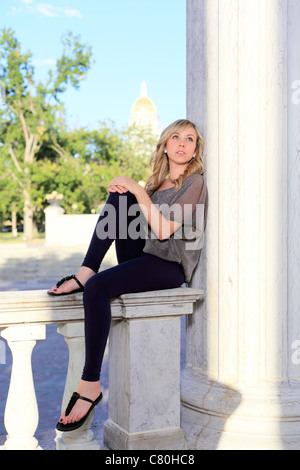 Un jeune, belle teen pose à Denver's Civic Center Park Banque D'Images