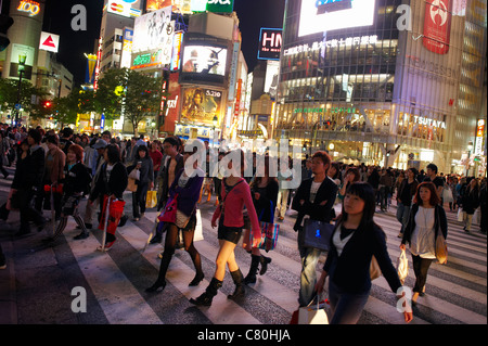 Japon, Tokyo, les gens la nuit de Shibuya Banque D'Images