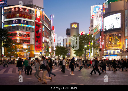 Japon, Tokyo, les gens la nuit de Shibuya Banque D'Images