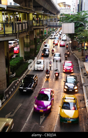 Thaïlande, Bangkok, le trafic de nuit Sala Daeng Banque D'Images